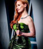 Jessica Chastain With An Oscar (not Isaac)