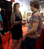 Pornstar Letting Fan Grope Kiss Her Ass By His Request At Avn Expo