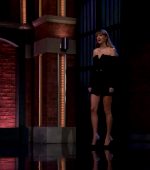 Taylor Swift Leggy Entrance – Late Night With Seth Meyers
