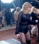 Taylor Swift Shaking It – More In Comments