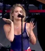 Tove Lo Showing Plot At A Concert